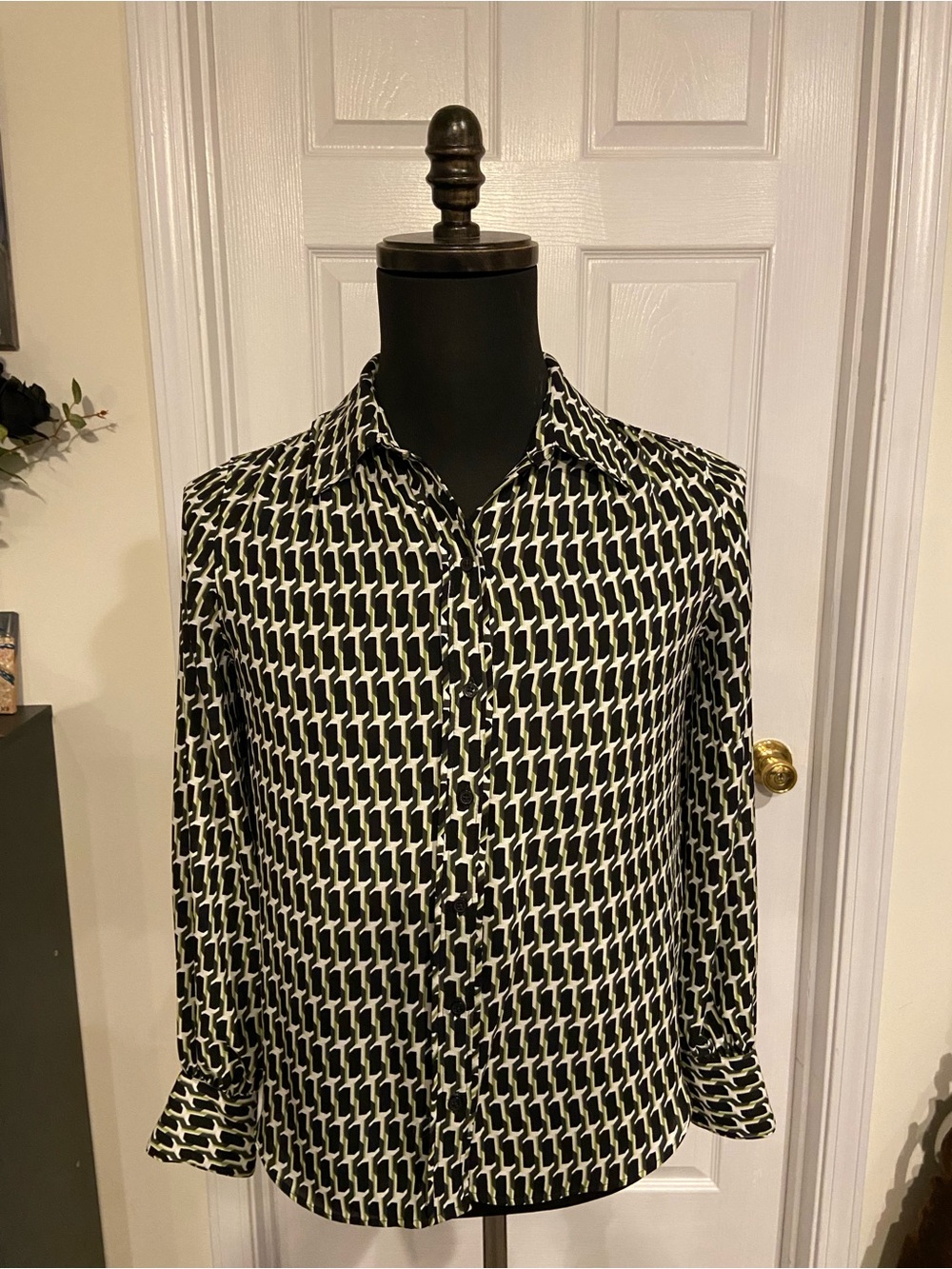 White House Black Market Women’s Geometric Print Long Sleeve Blouse Black Green
